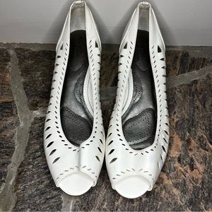 #176 Dexflex by Dexter White Peep Toe Wedges